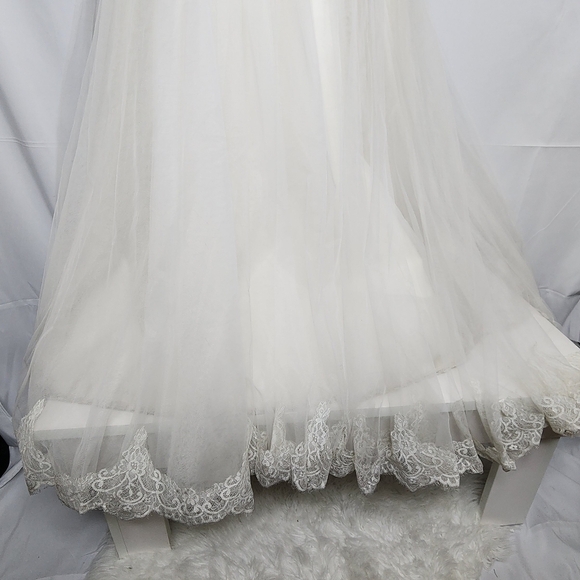 Elegant Ivory Lace/Zipper Multi Layered Wedding Dress - Picture 4 of 16